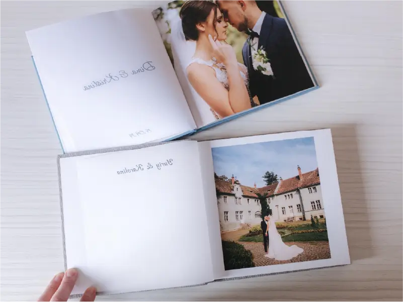 Pareja revisando un álbum de fotos de su boda en Monclova